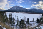 Abschied von Banff. Der Sulphur Mountain erhebt sich über den gefroren Vermilion Lakes.