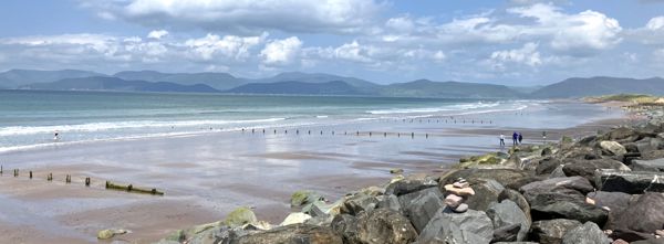 Rossbeigh Beach im nördlichen Teil des Ring of Kerry mit Blick auf die Dingle Halbinsel.