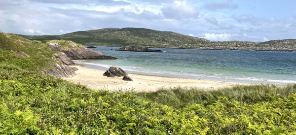 Der traumhafte Derrynane Beach im Sonnenschein.