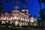 Die prächtig beleuchtete Belfast City Hall am Donegall Square.