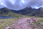 Lough Callee mit Carrauntoohil in den Wolken in der Mitte.