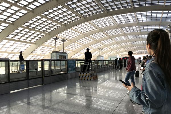 Im Flughafen Ankunfts-/Abfahrtshalle der Airport Line. Im Flughafen Ankunfts-/Abfahrtshalle der Airport Line.
