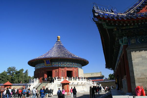 Ein Tempel mit Getreidespeicher rechts. Ein Tempel mit Getreidespeicher rechts.