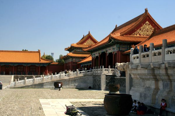 Seitengebäude und kunstvolle Treppenaufgänge aus Marmor. Seitengebäude und kunstvolle Treppenaufgänge aus Marmor.