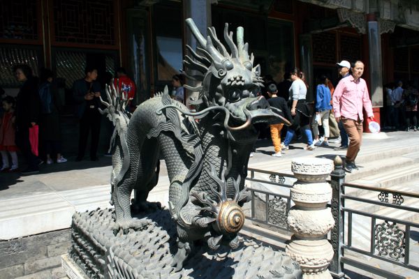 Ein Drache im Innenhof eines kleinen Palastes. Ein Drache im Innenhof eines kleinen Palastes.