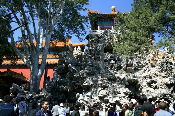 Künstlicher Berg und Berghütte im kaiserlichen Garten. Künstlicher Berg und Berghütte im kaiserlichen Garten.