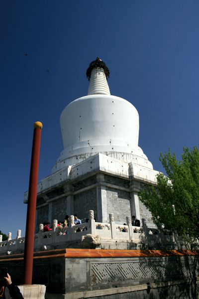 Die Weiße Pagode auf Jadeblüteninsel (Qiónghuá). Die Weiße Pagode auf Jadeblüteninsel (Qiónghuá).