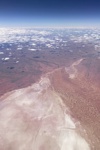 Salzseen und endloses Outback beim Überflug über den australischen Kontinent.