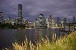 Downtown Brisbane in der Abenddämmerung.