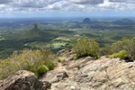 Blick vom Gipfel auf den Mount Coonowrin (377 m) und Mount Tibrogargan (364 m).