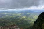 Blick vom Bare Rock hinunter zum Lake Moogerah unter tief hängenden Wolken.