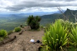 Blick vom Mount Cordeaux hinüber zum Mt. Mitchell und dem Lake Moogerah.