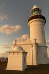 Das Cape Byron Lighthouse im goldenen Licht der Sonne.
