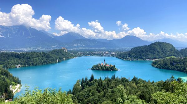 Ein traumhafter Blick über den Bleder See mit Insel und den Karawanken im Hintergrund.