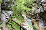 Boardwalks entlang des Bodenbachs in der Tscheppaschlucht.