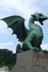 Der grüne Drache von Ljubljana an der Drachenbrücke.