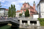 Prešerenplatz mit Tromostovje über die Ljubljanica und Franziskanerkirche.