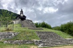 Die Stufen hinauf zur Heiligengeistkirche Javorca.