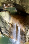 Wasserfälle in der großen eingestürzten Höhle (Velika Dolina).