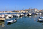 Der Jachthafen von Piran im blauen Wasser des Adria.