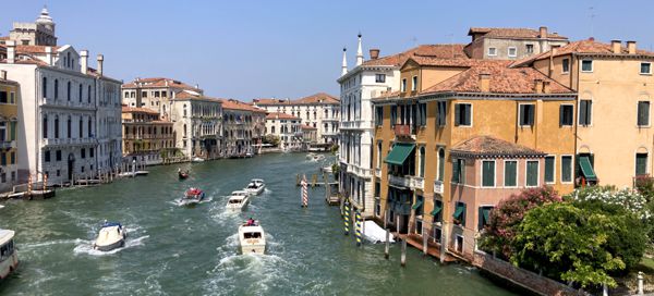 Canale Grande in Venedig mit dichtem Bootsverkehr.
