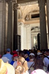 Kuppelaufstieg - Warten am Eingang der Basilika ...