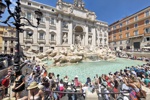 Bei der berühmten Trevi Brunnen (Fontana di Trevi) waren wir nicht allein.*