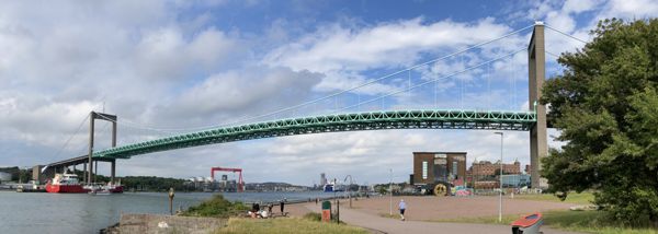 Die imposante Hängebrücke Älvsborgsbron nahe der Flußmündung des Göta älv in Göteborg.