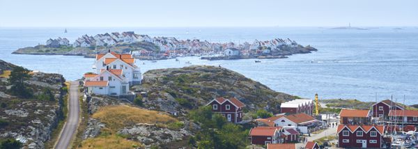 Die sehr dicht besiedelte Insel Åstol vom Nordhamnen auf Stora Dyrön.