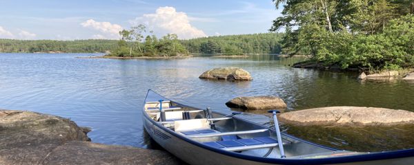 Paddeln auf den Seen und Kanälen im Vättlefjäll Naturreservat.