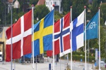 Die Flaggen Scandinaviens in einer Reihe im Hafen von Helsingør.