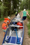 Die erste Portage führt mit Boot und Wagen über einen steilen Hügel.