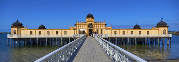 Das imposante Kaltbadehaus in Varberg - komplett aus Holz erbaut.