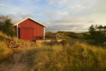 Ein rotes Holzhaus am Strand von Mellbystrand.