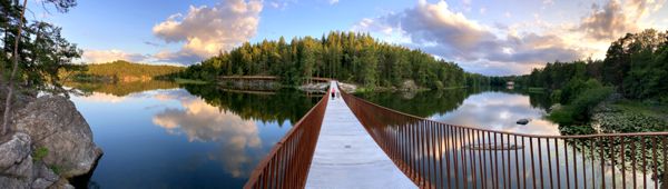 Uferwandung am See Albysjön mit beschaulicher Betonbrücke Nyforsbron.