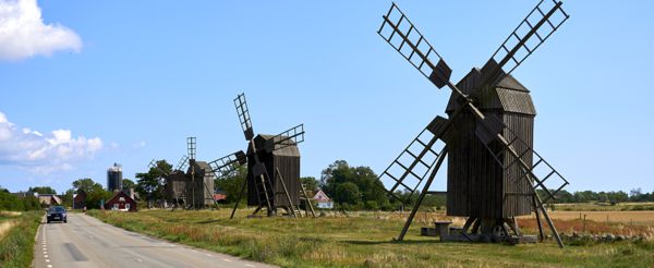 Die Bockwindmühlen von Lerkaka (Lerkaka kvarnar) auf Öland stehen in einer Reihe.
