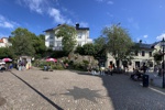 Belebter Marktplatz in Vaxholm.