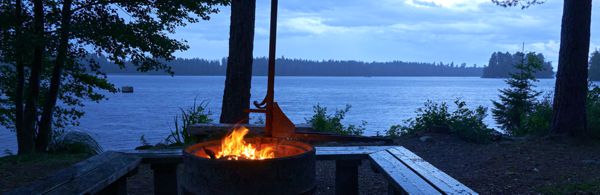 Lagerfeuer und ein heftiger Regenschauer am abendlichen Hönshyltefjorden.