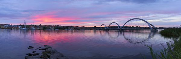 Sonnenuntergang mit Fußgänger- und Fahrradbrücke nach Sölvesborg.