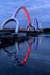 Die Sölvesborgbron wird am Abend mit wechselnden Farben beleuchtet.