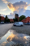 Sonnenuntergang mit Gewitterwolke über den Markplatz von Åhus.