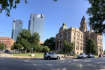 Tarrant County Courthouse mit den Hochhäusern der Downtown.