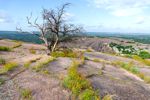Blick vom Enchanted Rock hinüber zum Little Rock.