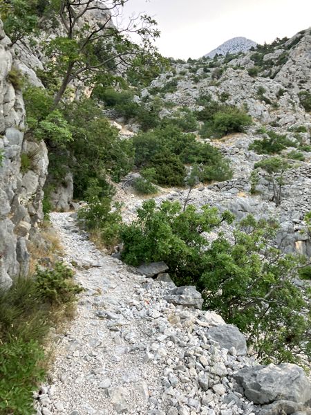 Aufstiegsweg - zunächst durch eine steinige Schlucht. Aufstiegsweg - zunächst durch eine steinige Schlucht.