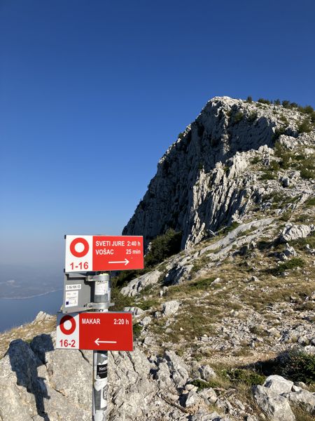 Der Aussichtspunkt Štrbina mit dem Abstieg nach Makar und Vošac voraus. Der Aussichtspunkt Štrbina mit dem Abstieg nach Makar und Vošac voraus.