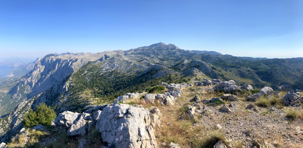 Blick über die Hochebene bis hin zum Sveti Jure mit Sendemast. Blick über die Hochebene bis hin zum Sveti Jure mit Sendemast.