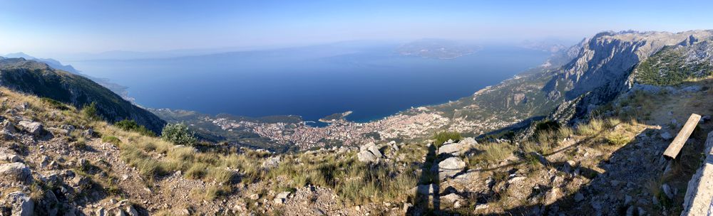 Blick hinab nach Makarska mit Halbinsel und der Insel Brač. Blick hinab nach Makarska mit Halbinsel und der Insel Brač.
