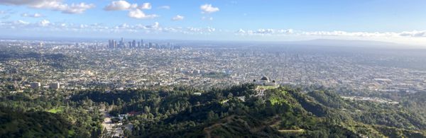 Blick vom Mount Hollywood über das Griffith Observatorium und Los Angeles.