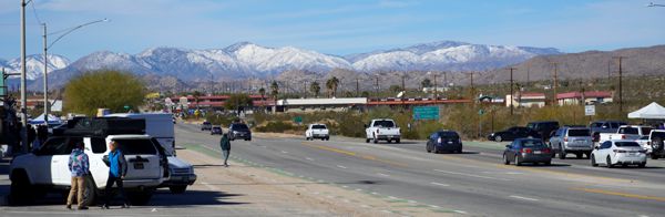 Die Main Street von Joshau Tree mit schneebedeckten Bergen im Hintergrund.