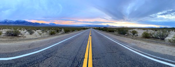 Unendliche Weiten und unendlich gerade Straßen im Mojave National Preserve.